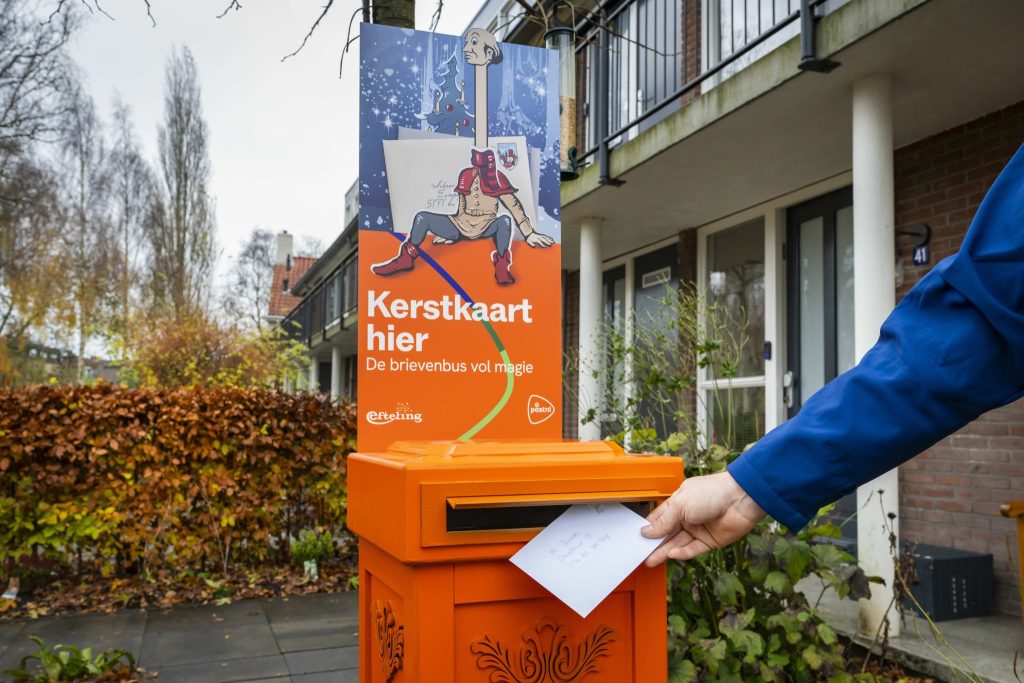 PostNL plaatst sprookjesachtige kerstbrievenbus in Apeldoorn: kaarten posten tot 19 december