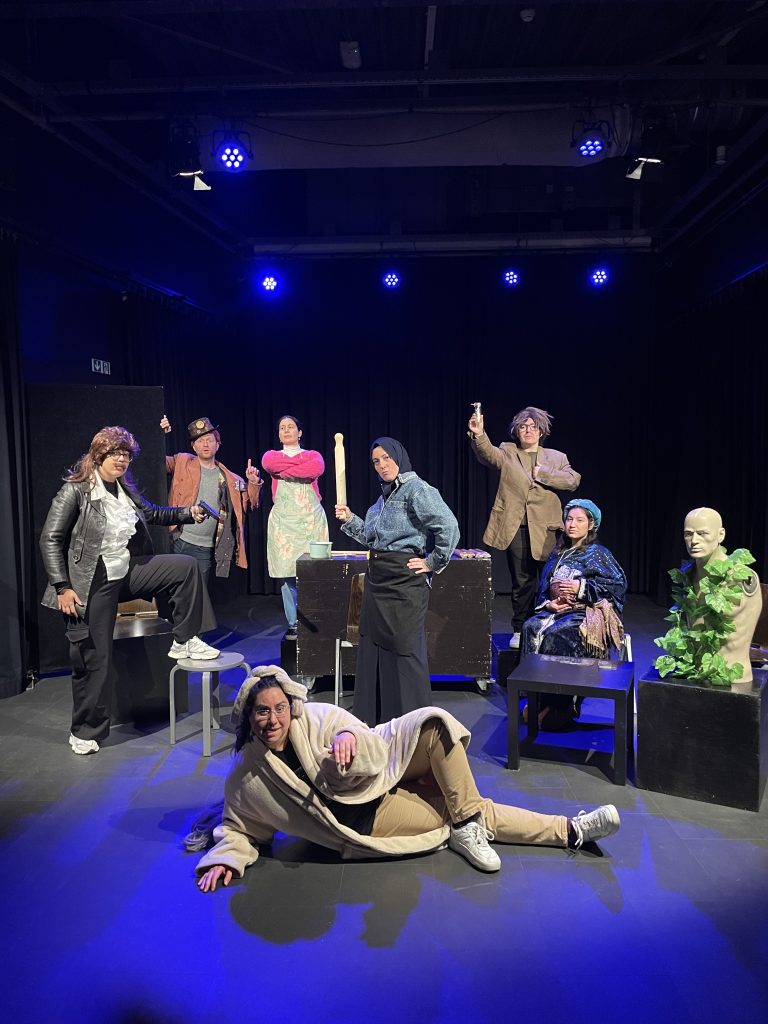 Turkse theatervoorstelling van Apeldoorn Tiyatro Kulübü te zien in GIGANT